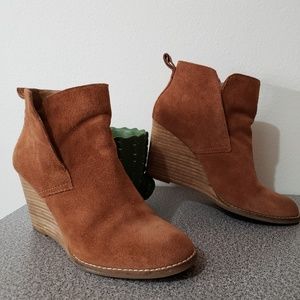 🍀Lucky Brand Yezzah Suede Wedge Booties